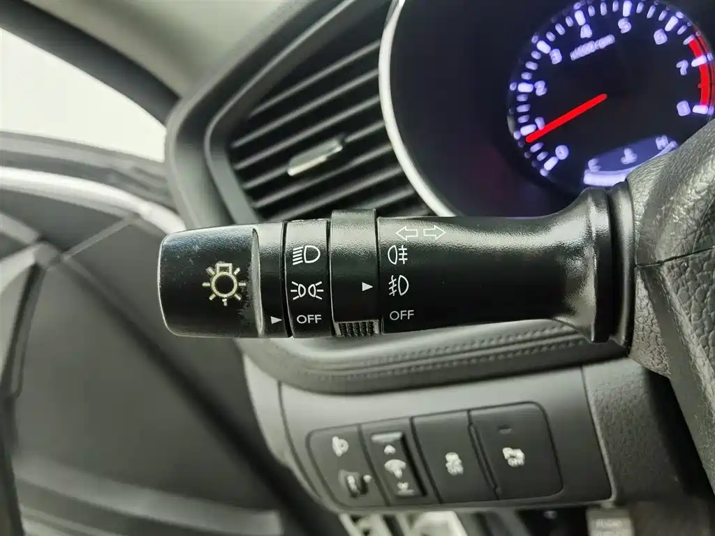 Kia K5 2015 2.0L Automatic LUX фото 21