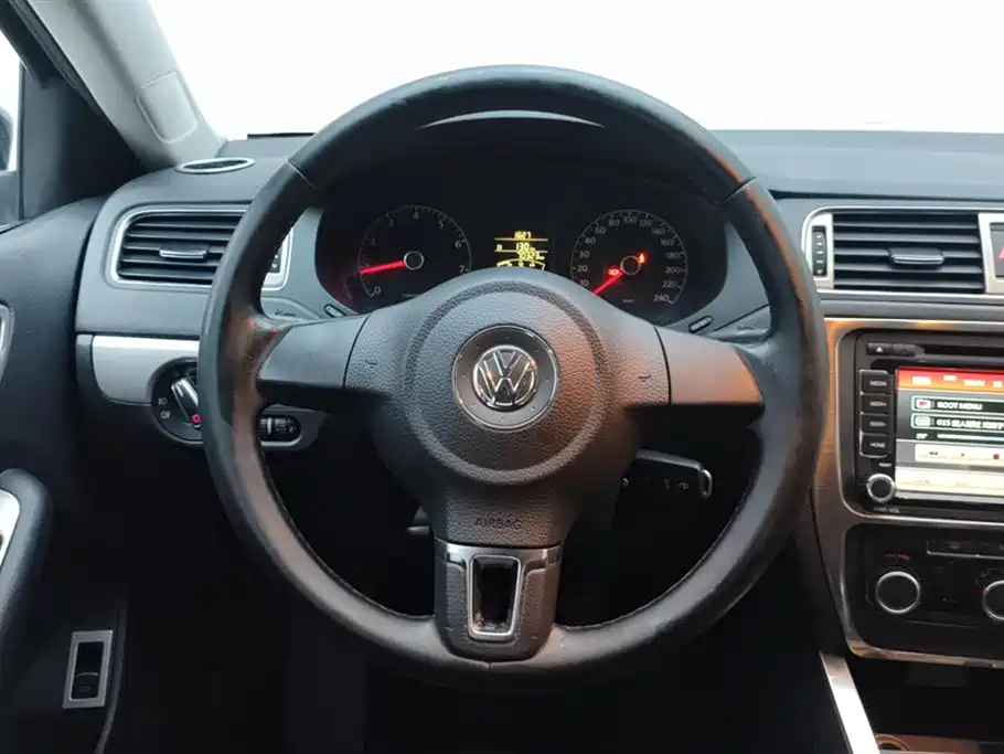 Volkswagen Sagitar 2014 Facelift 1.6L Manual Leading Version фото 15