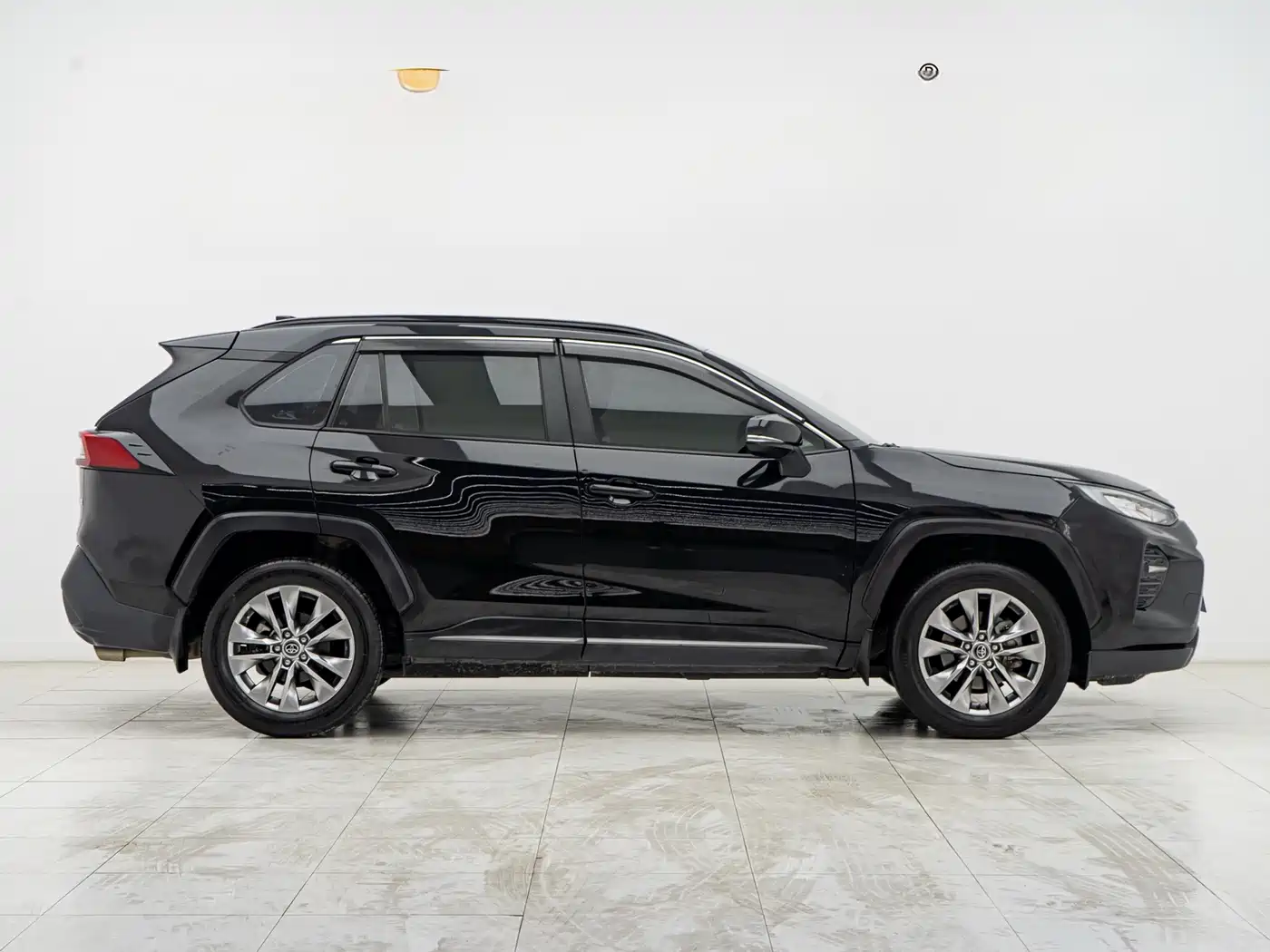 Toyota Wildlander 2023 2.0L CVT FWD LE фото 3