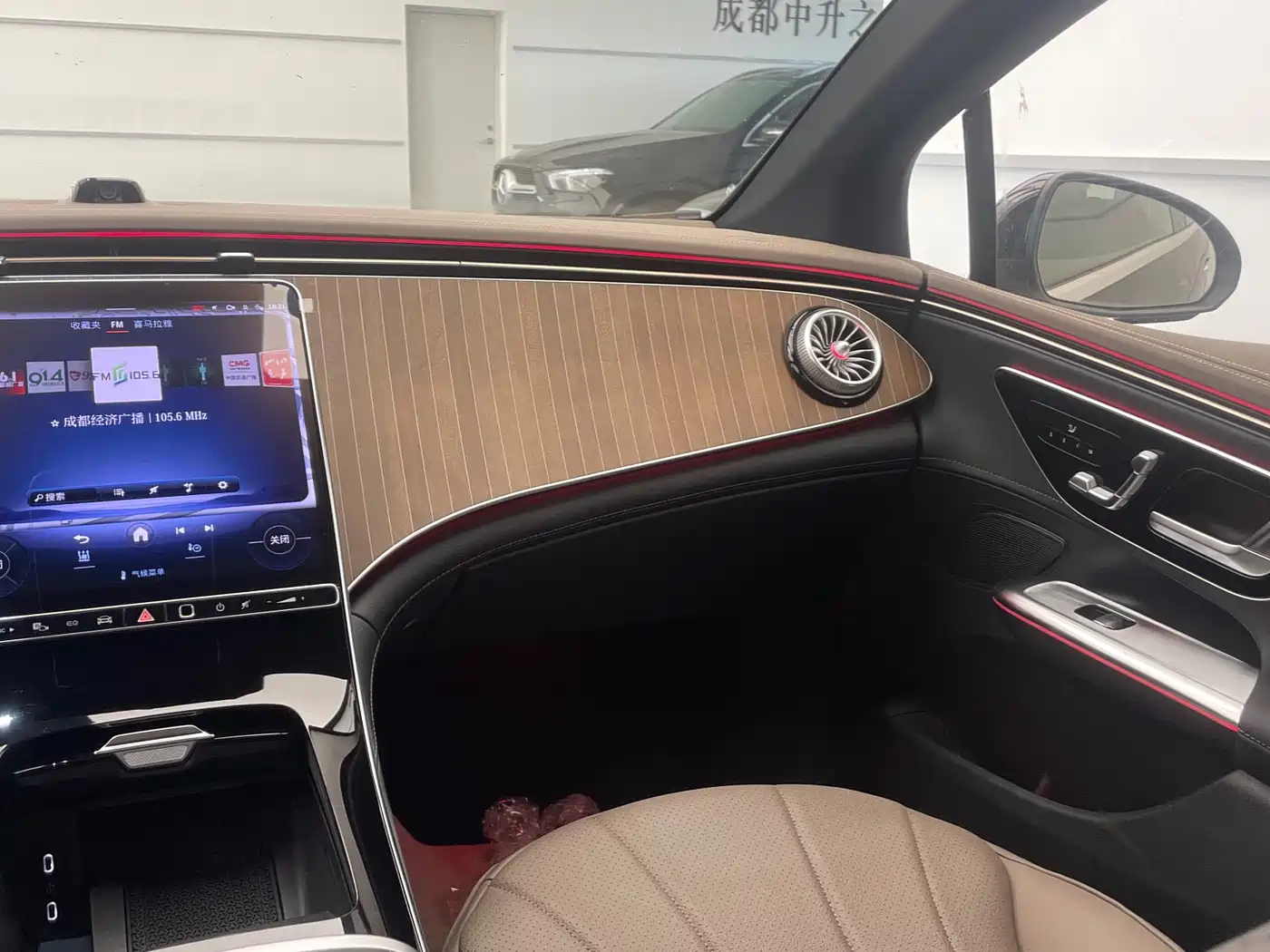 Mercedes-Benz EQE 2025 Model 500 4MATIC Luxury Edition фото 13