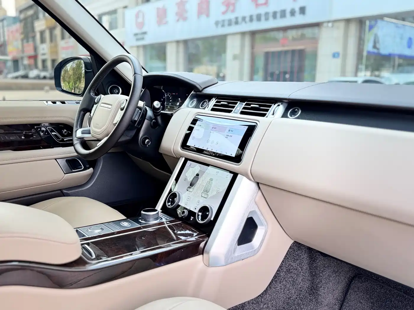 Land Rover Range Rover 2022 3.0 L6 360PS Golden Age Edition фото 17