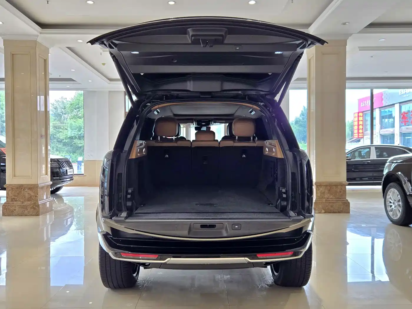 Land Rover Range Rover 2024 3.0 L6 360PS Golden Age Edition фото 7