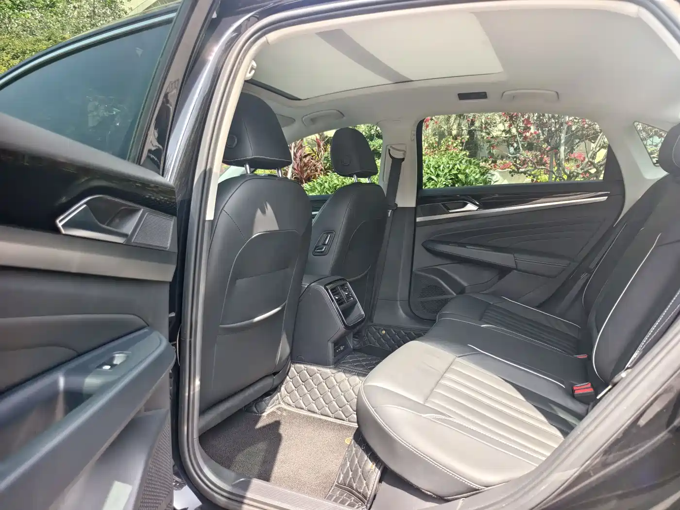 Volkswagen Passat 2022 330TSI Starlight Elite Edition фото 10