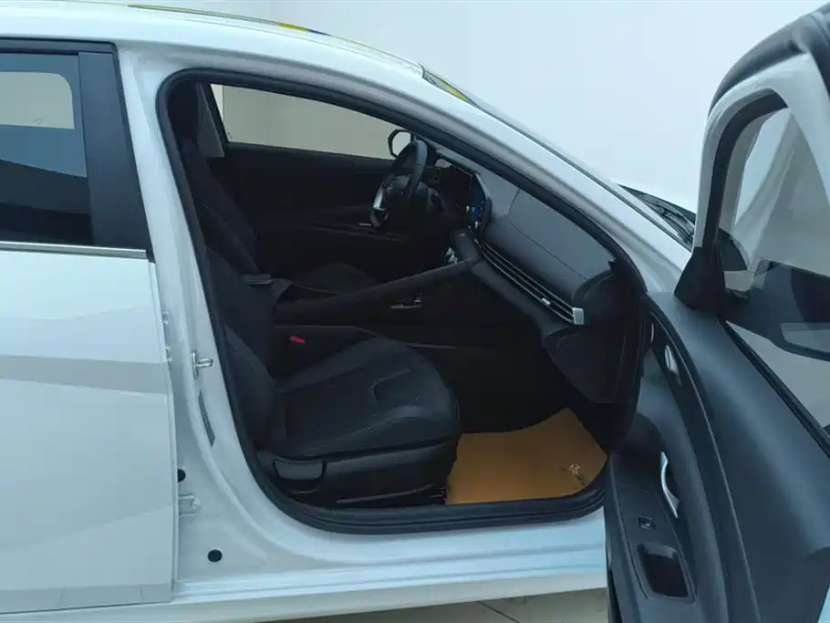 Hyundai Elantra 2023 1.5L CVT GLX Elite Edition фото 8