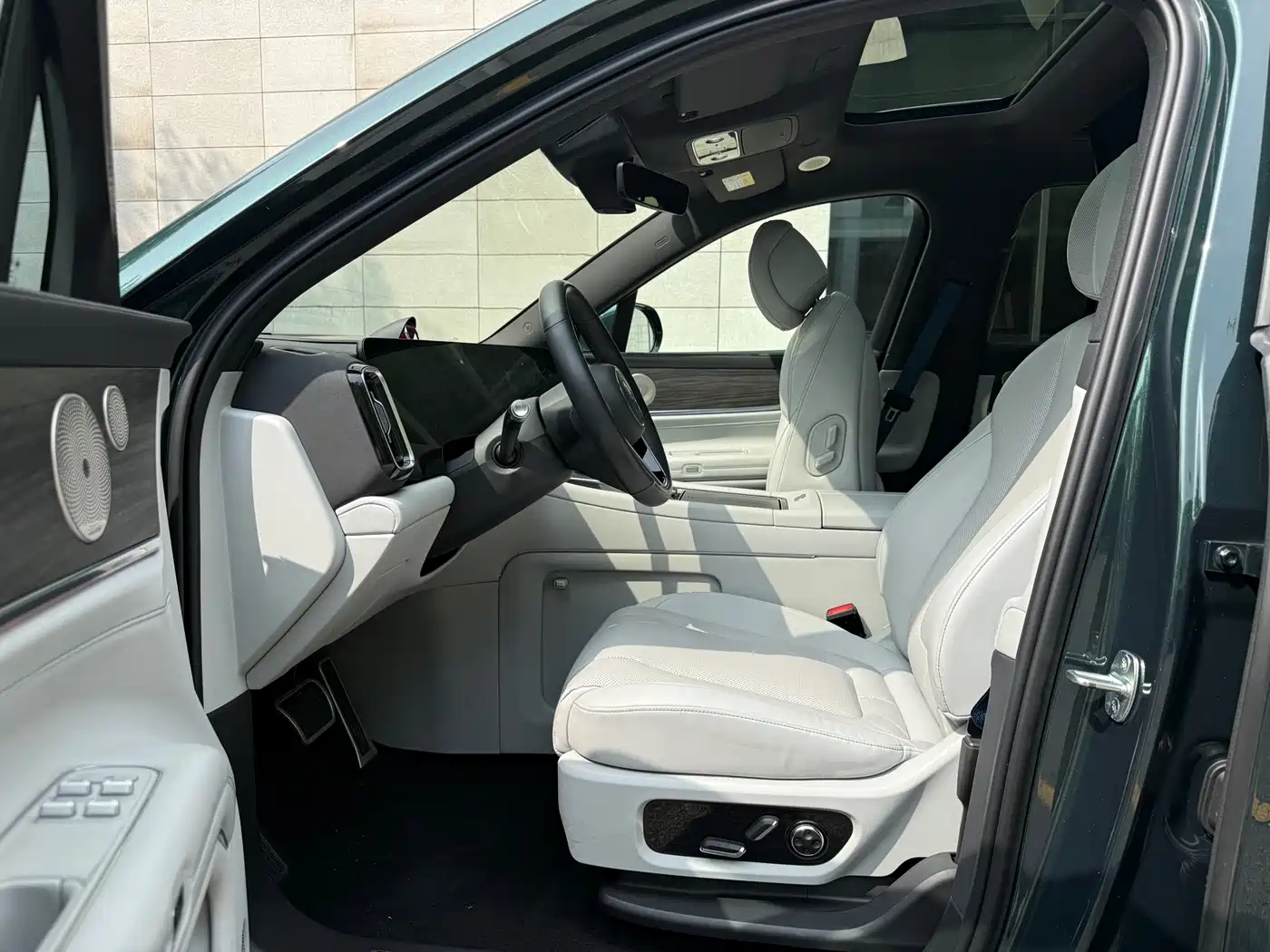 AITO Wenjie AITO M9 2024 Extended Range Ultra 42kWh 6-Seater фото 9