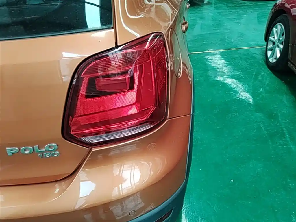 Volkswagen Polo 2016 1.6L Cross Polo Automatic фото 8