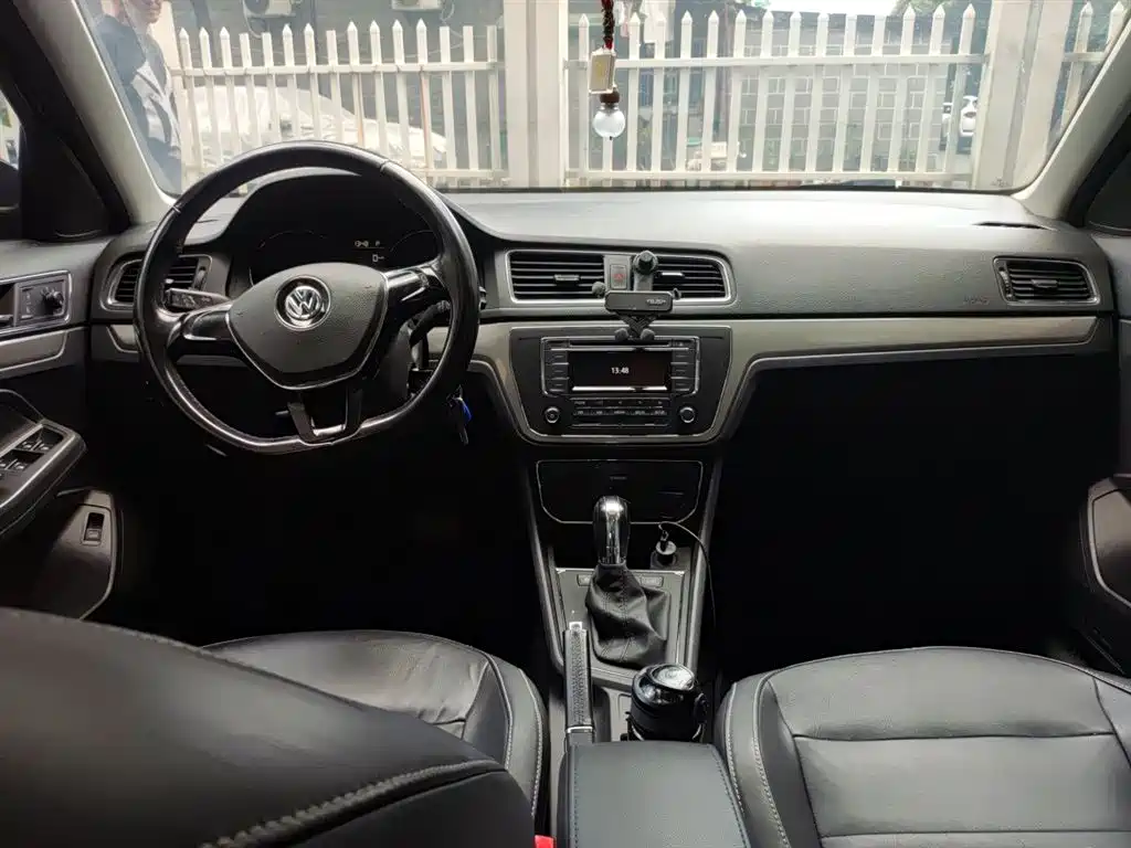Volkswagen Lavida 2015 1.6L Automatic Comfort Edition фото 13