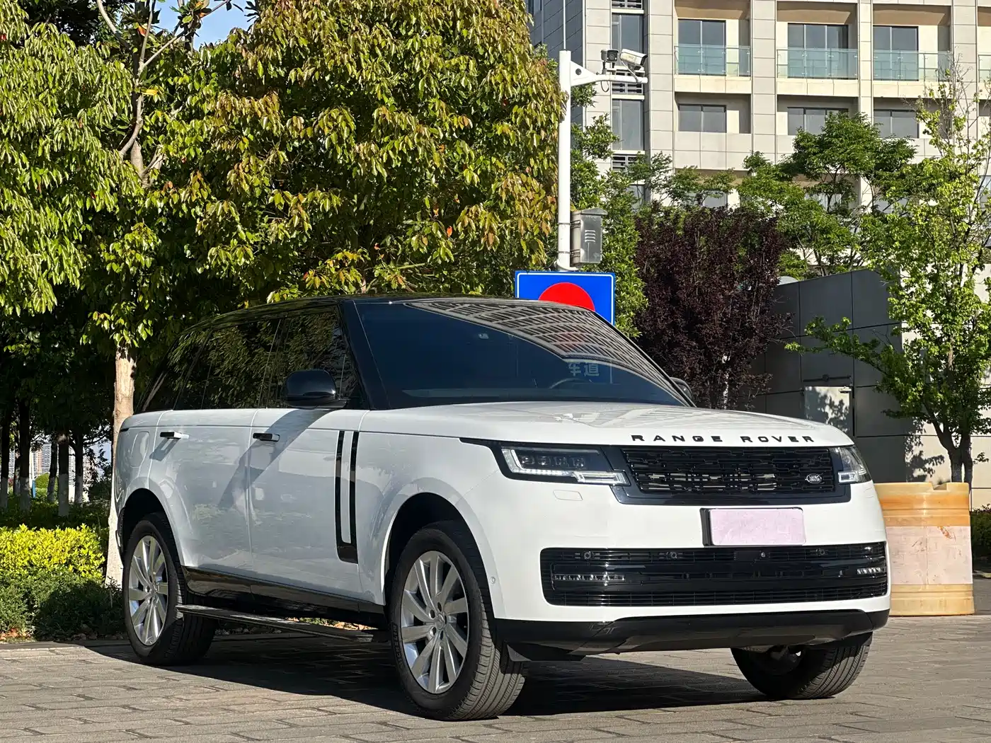 Land Rover Range Rover 2024 3.0 L6 400PS Golden Age Extended 7-Seater фото 3