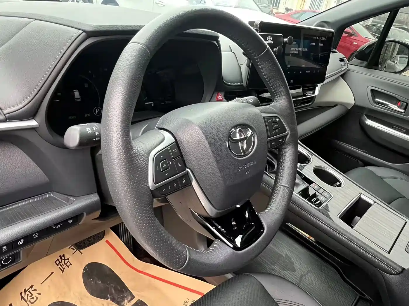 Toyota Granvia 2022 Model Year 2.5L Hybrid Flagship Edition фото 14