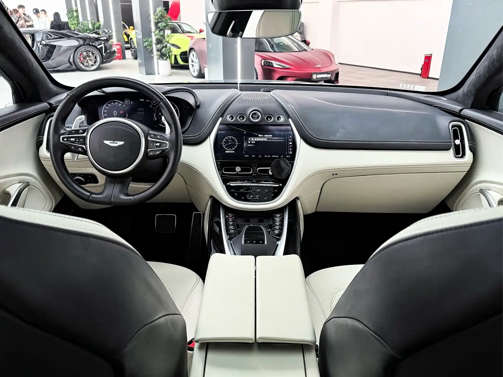 Фото 17 - Aston Martin DBX