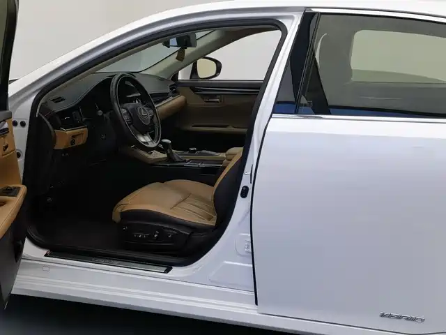 Lexus ES 2015 300h Comfort Edition фото 8