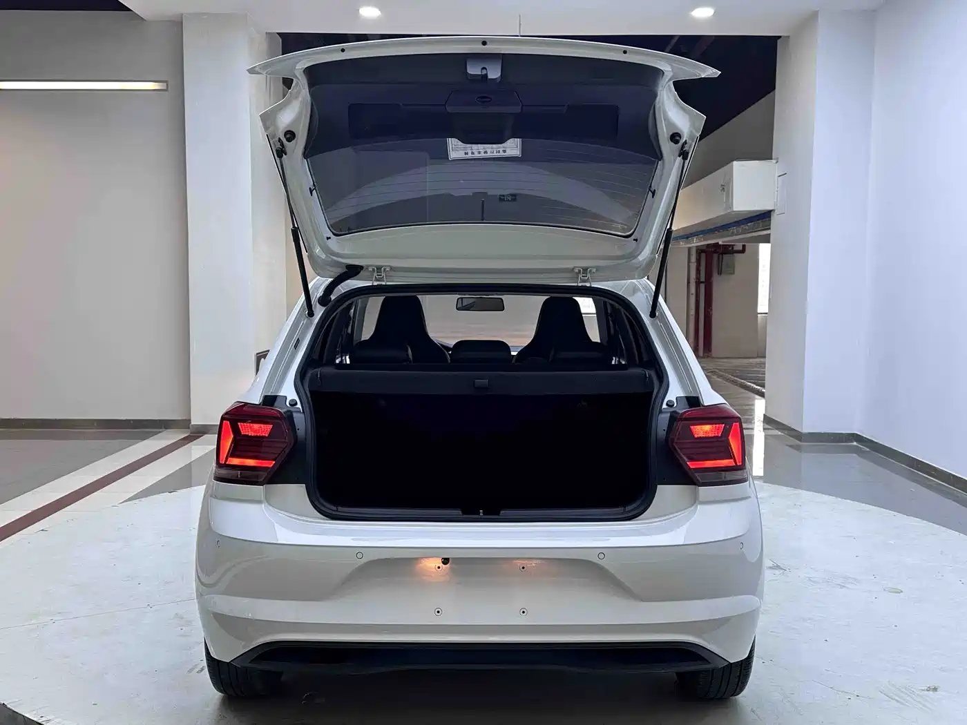 VOLKSWAGEN POLO