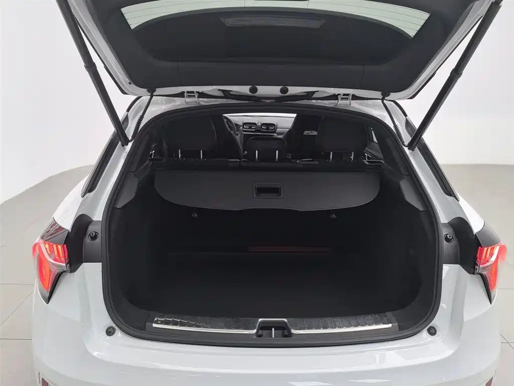 Lynk & Co 02 Hatchback 2022 2.0TD Pro фото 16