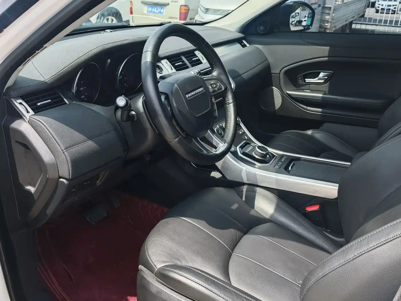 Land Rover Range Rover Evoque 2017 2.0T SE Smart Shine Edition фото 4
