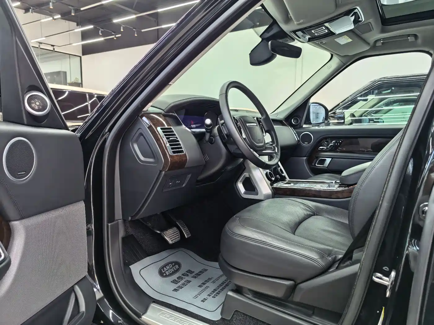 Land Rover Range Rover 2020 3.0 L6 Heritage Edition фото 6