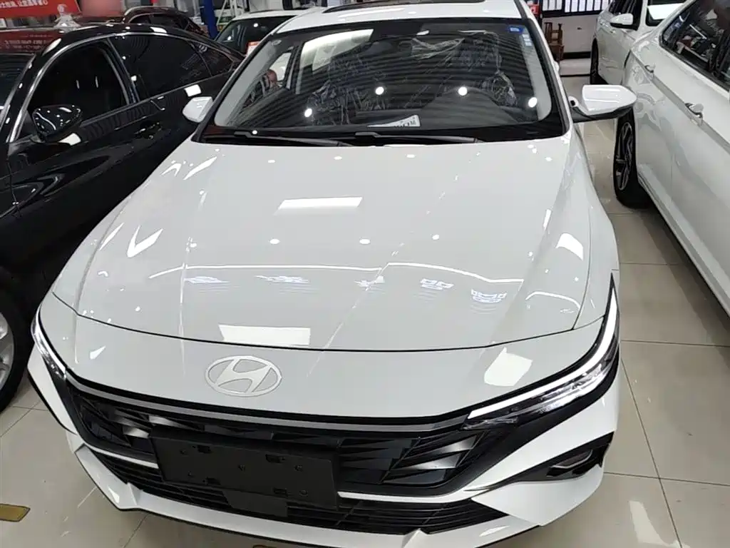 Hyundai Elantra 2023 1.5L CVT GLX Elite Edition фото 3