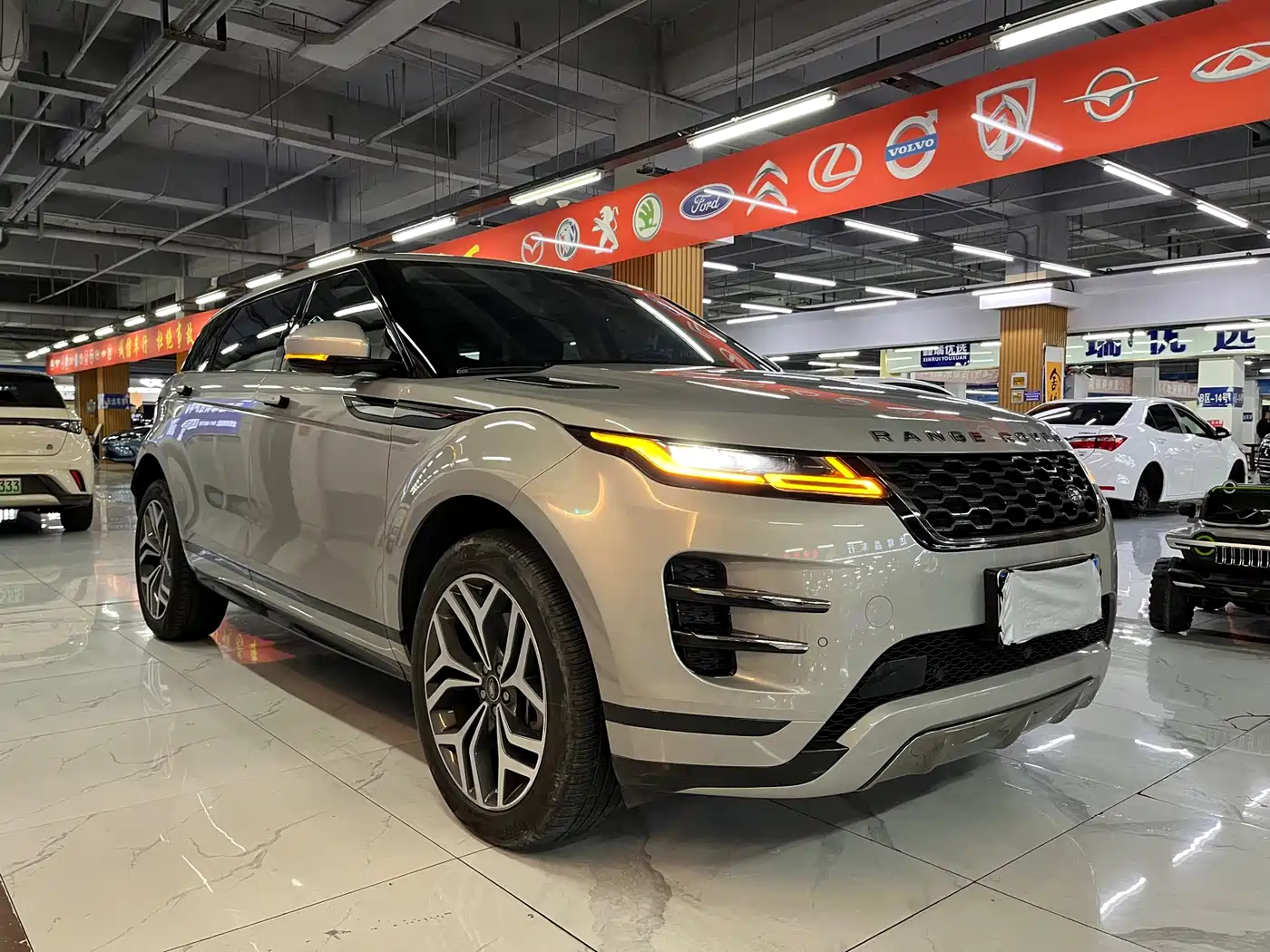 Land Rover Range Rover Evoque 2022 Range Rover Evoque L 249PS R-Dynamic Luxury Edition фото 6