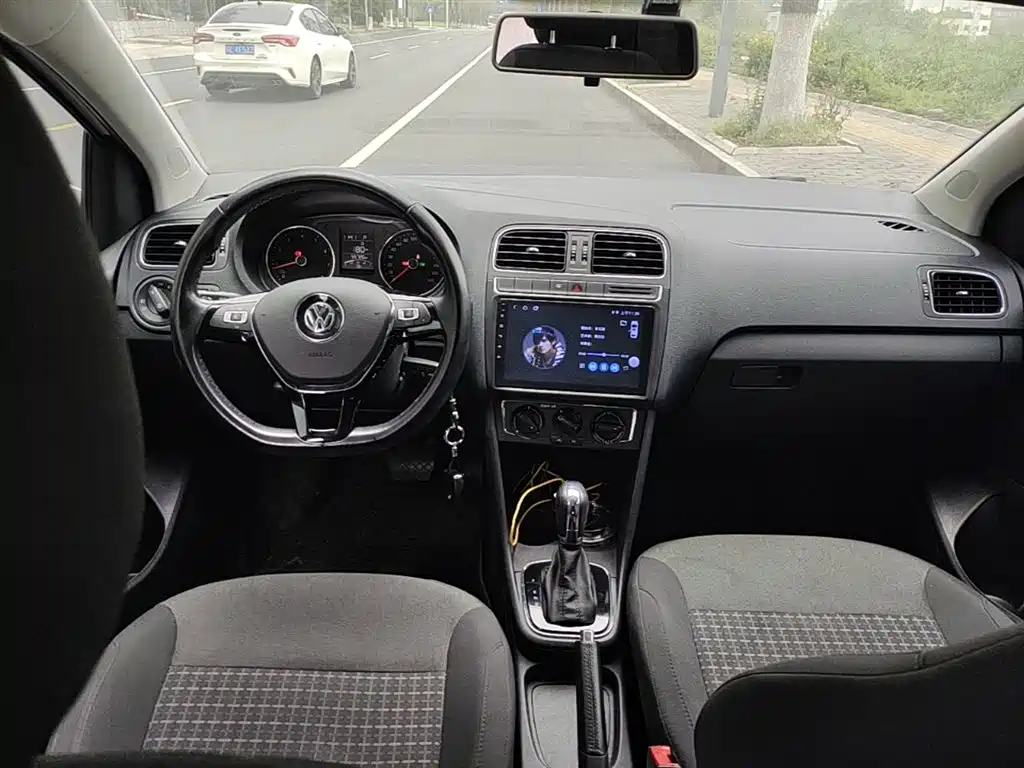 Volkswagen Polo 2016 1.6L Automatic Comfort фото 10