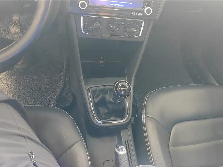 Volkswagen Jetta 2015 1.4L Manual Comfort фото 16