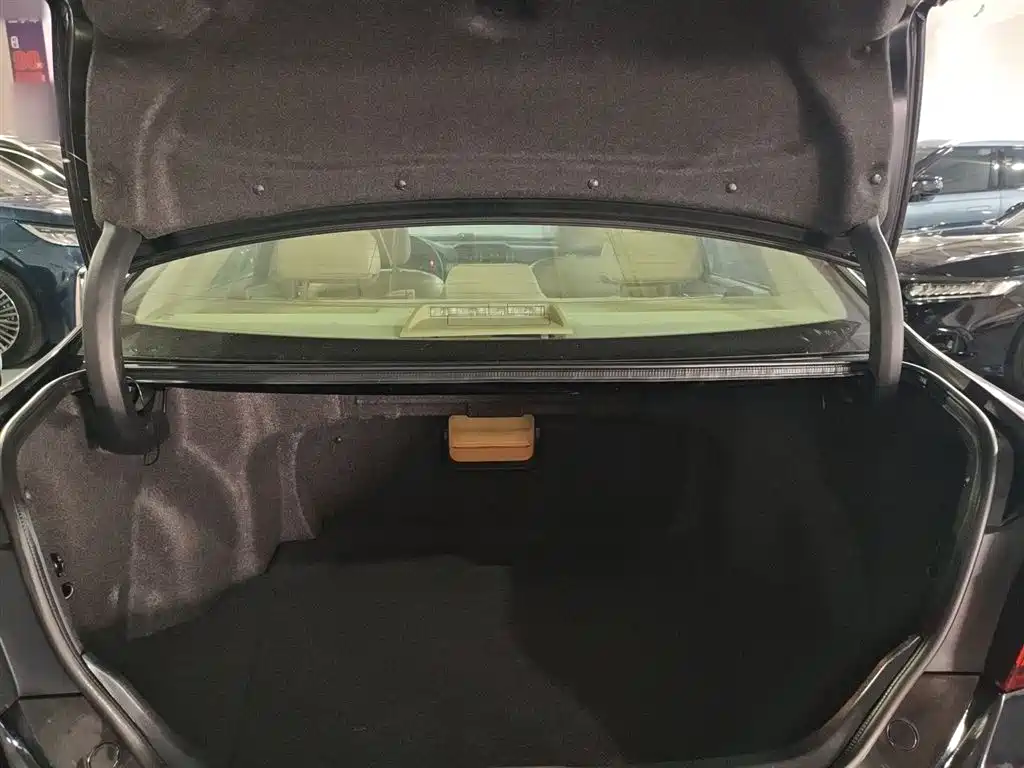 Toyota Camry 2015 2.0G Leading Edition фото 15