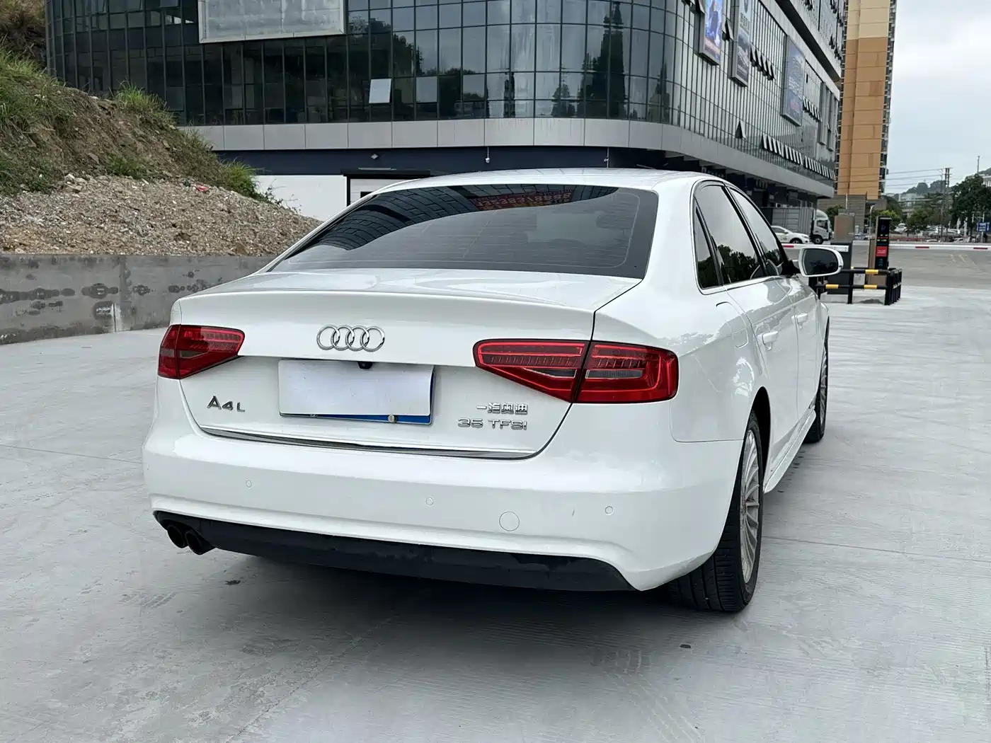 Audi A4L 2015 35 TFSI Millionth Anniversary Comfort Edition фото 9