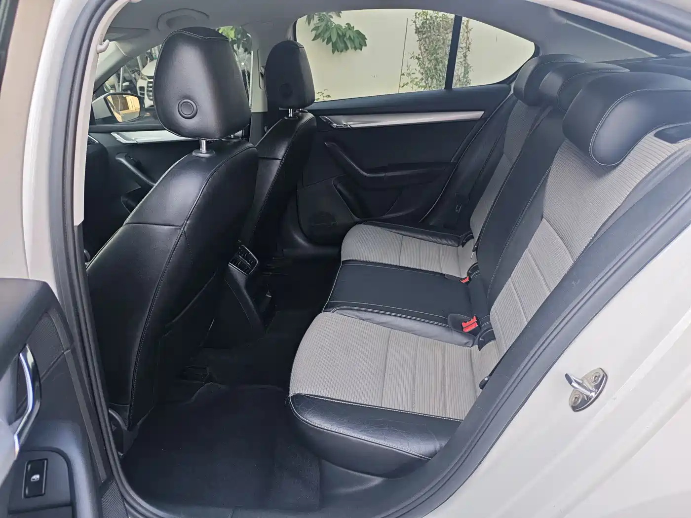 Škoda Octavia 2017 1.6L Automatic Pioneer Edition фото 14