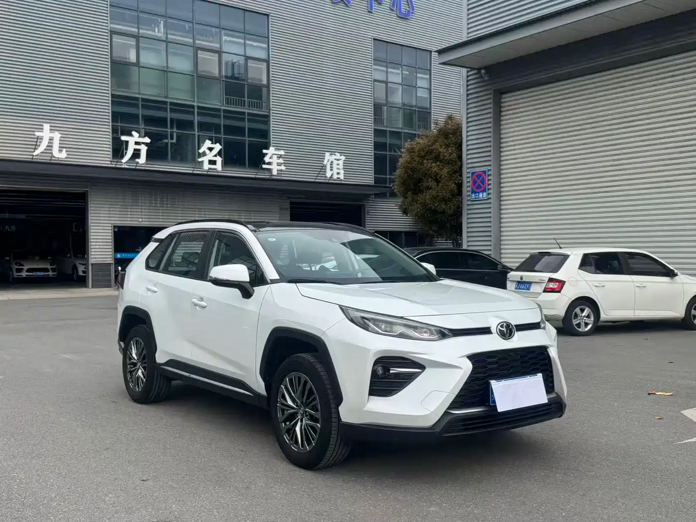 Toyota Wildlander 2023 2.0L CVT AWD Luxury PLUS фото 3