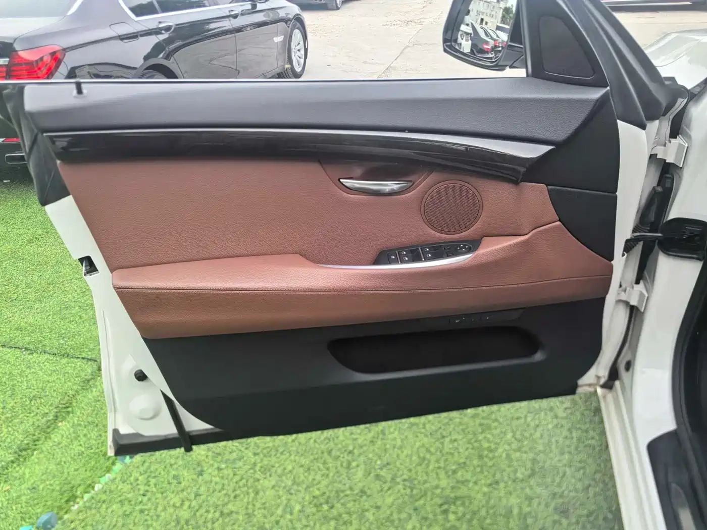 BMW 5 Series GT 2015 528i Leading фото 5