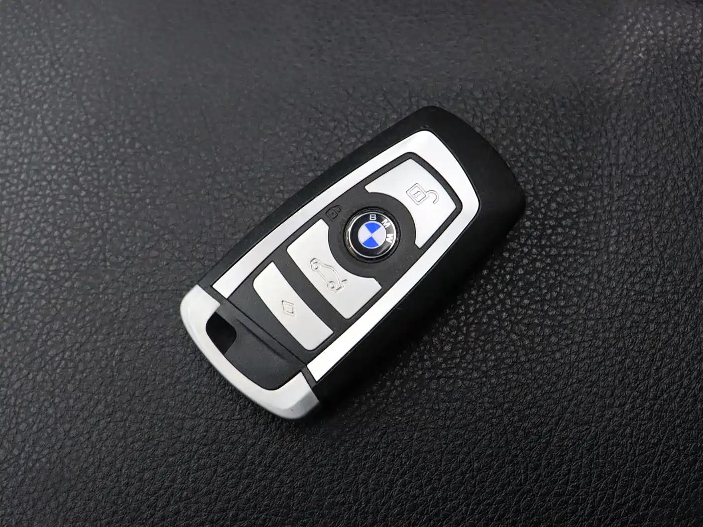 BMW 3 Series 2018 318Li фото 4
