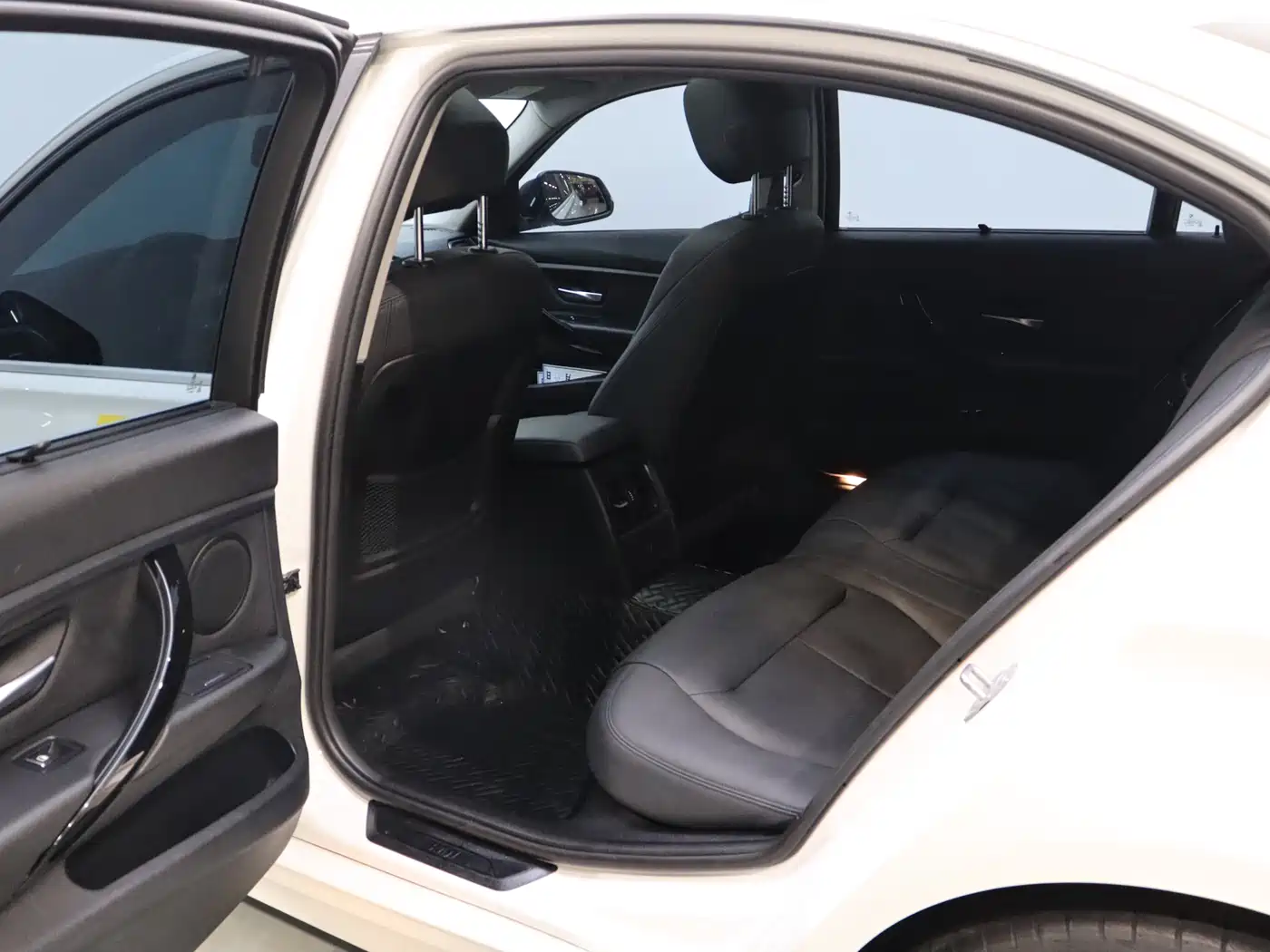 BMW 3 Series 2018 318Li фото 8