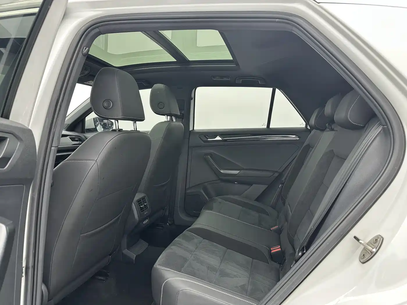 Volkswagen T-ROC 2021 Facelift 280TSI DSG 4WD Luxury Smart Connect Edition фото 6