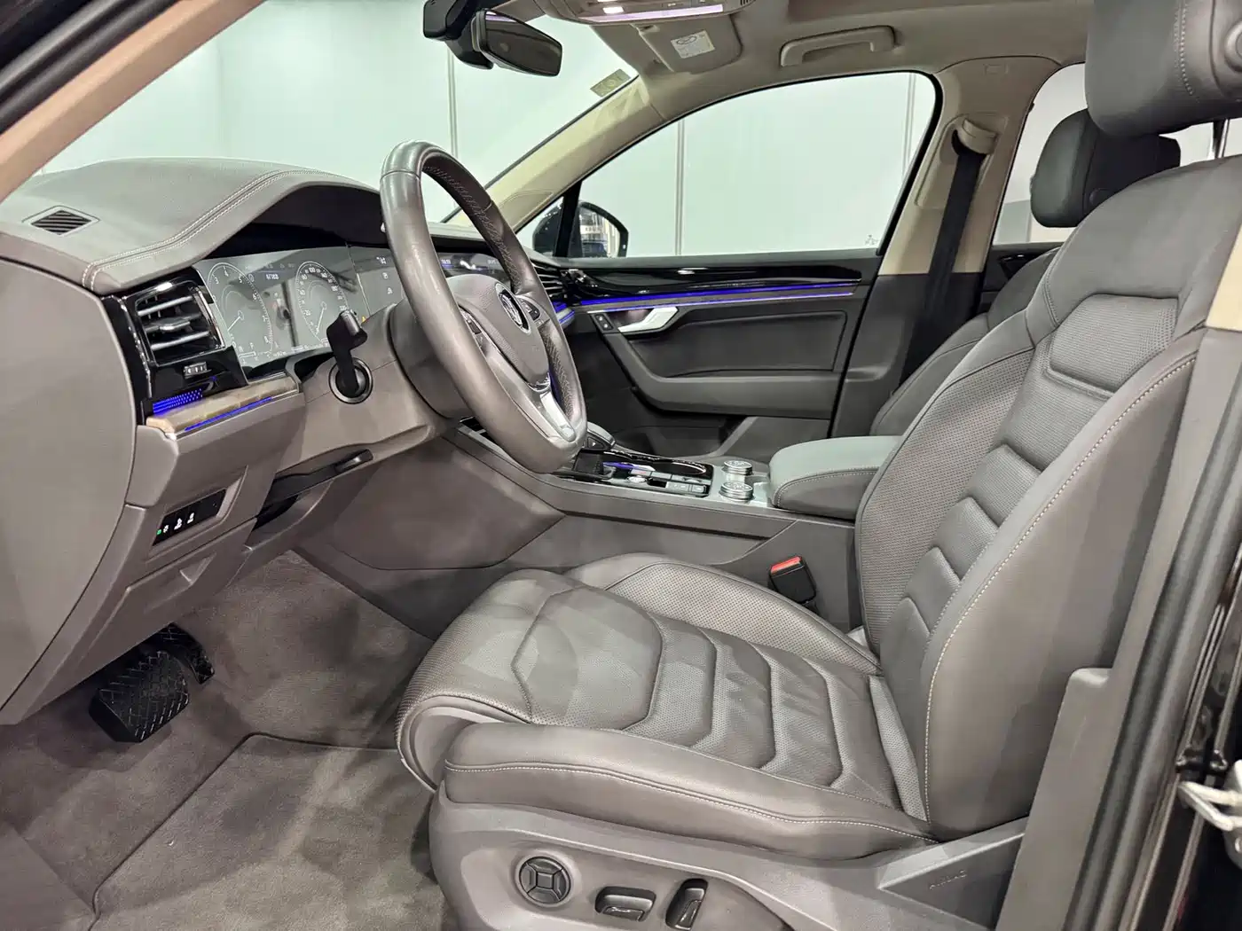 Volkswagen Touareg 2019 3.0TSI Sharp Edge Edition China VI фото 18