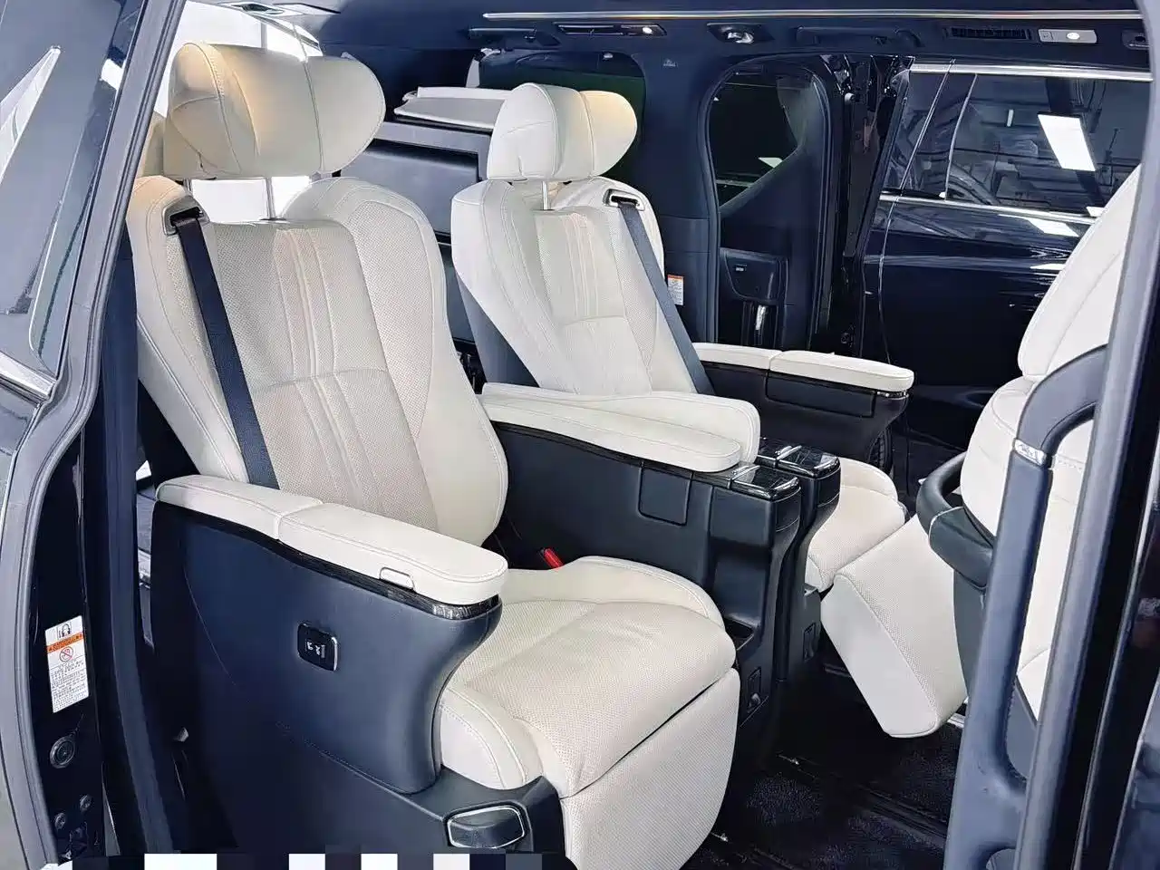 Lexus LM 2020 300h Seven-Seater Elegance Edition фото 10