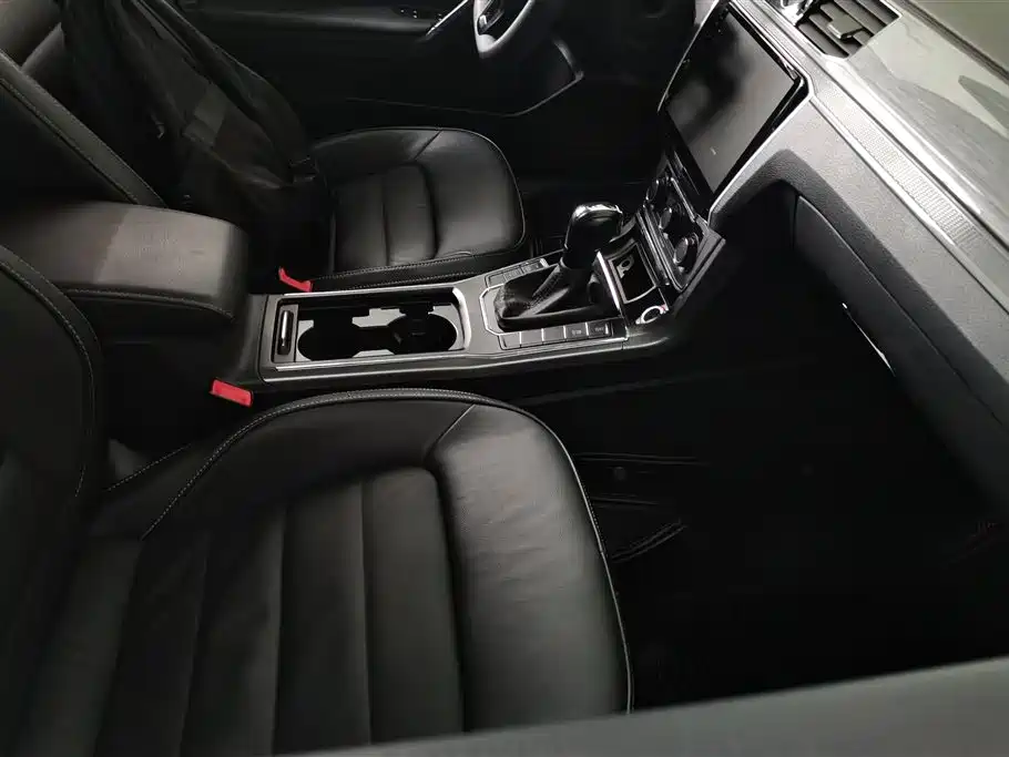 Volkswagen Passat 2015 1.8TSI DSG Honor Edition фото 8