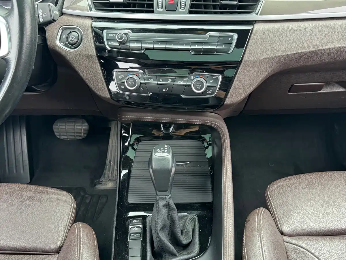 BMW X1 2018 sDrive18Li Premium Model фото 17
