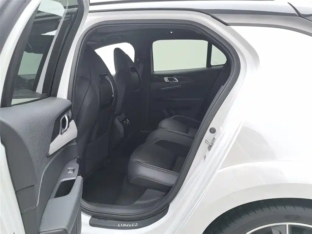 Lynk & Co 02 Hatchback 2022 2.0TD Pro фото 15