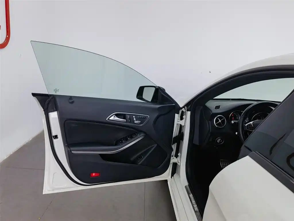 Mercedes-Benz CLA (Import) 2017 CLA 220 4MATIC фото 8