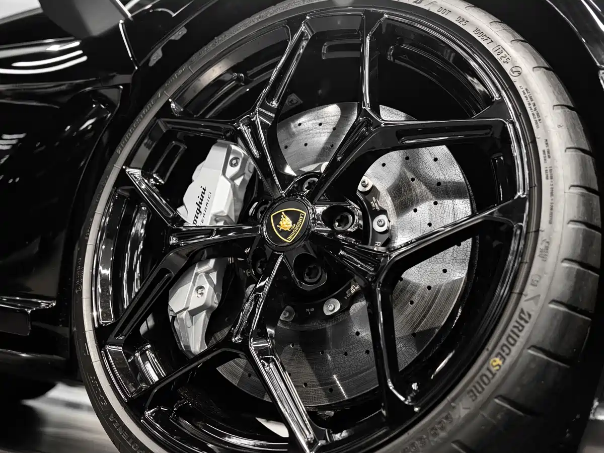 LAMBORGHINI REVUELTO