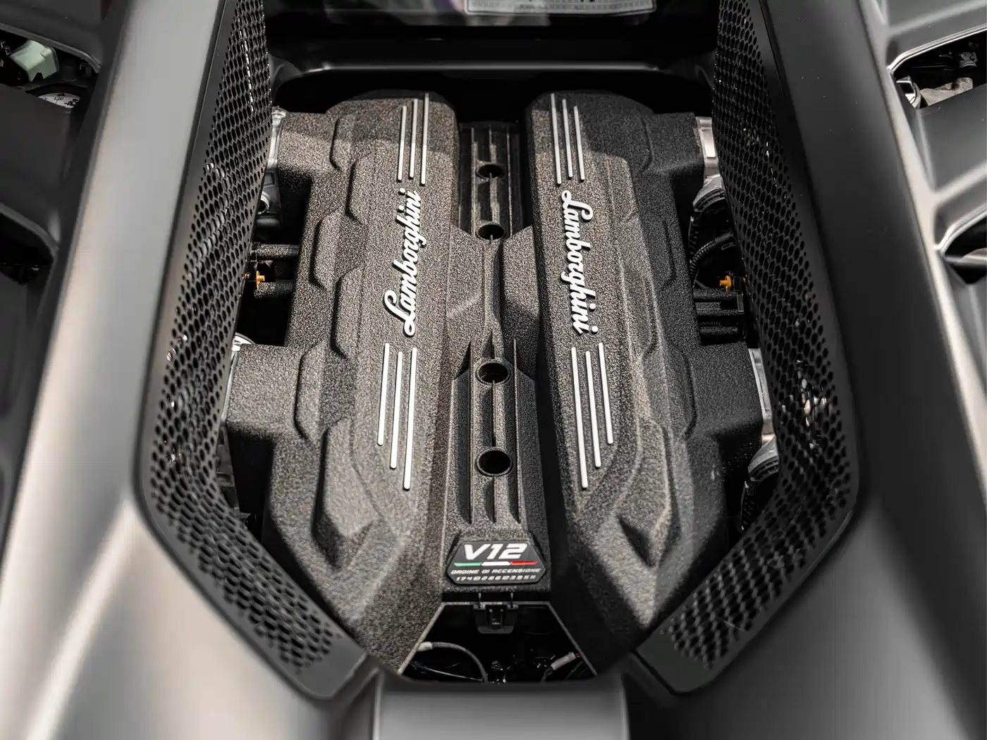 LAMBORGHINI REVUELTO