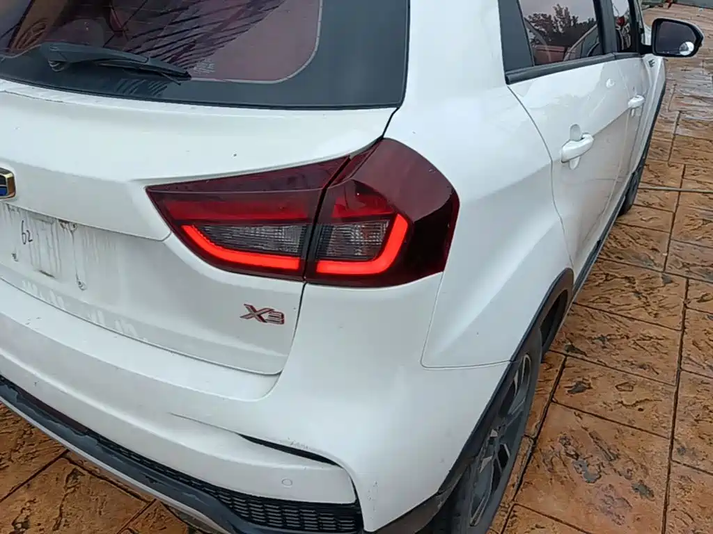 Фото 8 - Geely Vision X3