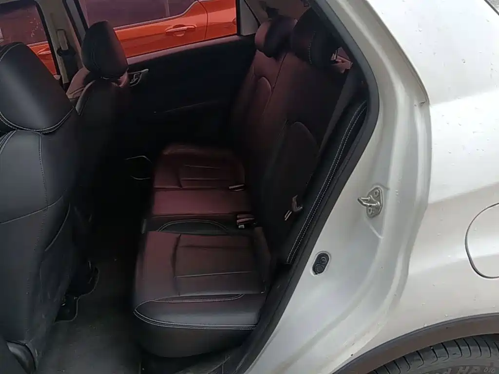 Фото 17 - Geely Vision X3