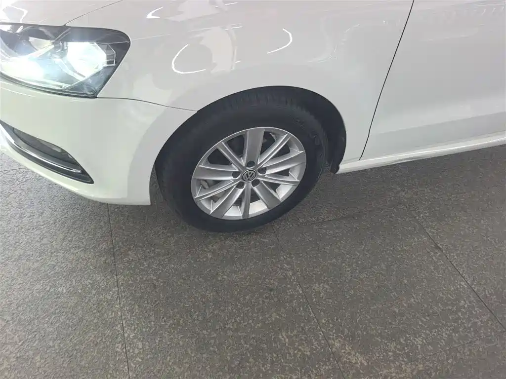 Volkswagen Polo 2014 1.6L Automatic Comfort Edition фото 23