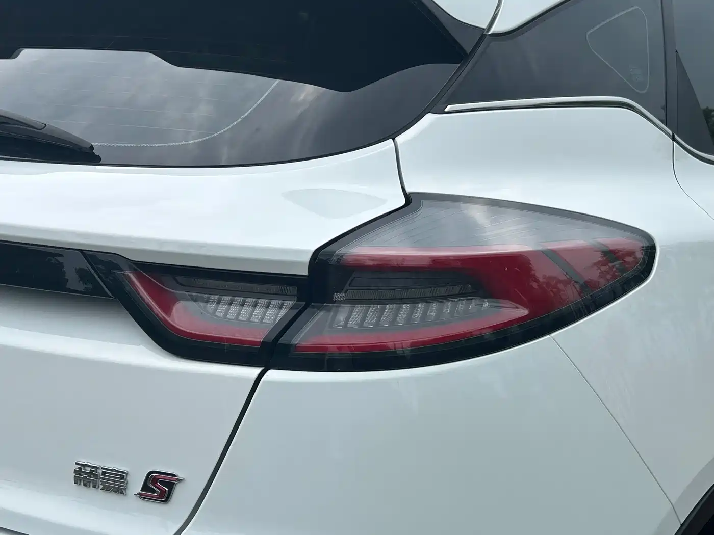 Geely Emgrand S 2022 2022 1.4T CVT Crossover Player