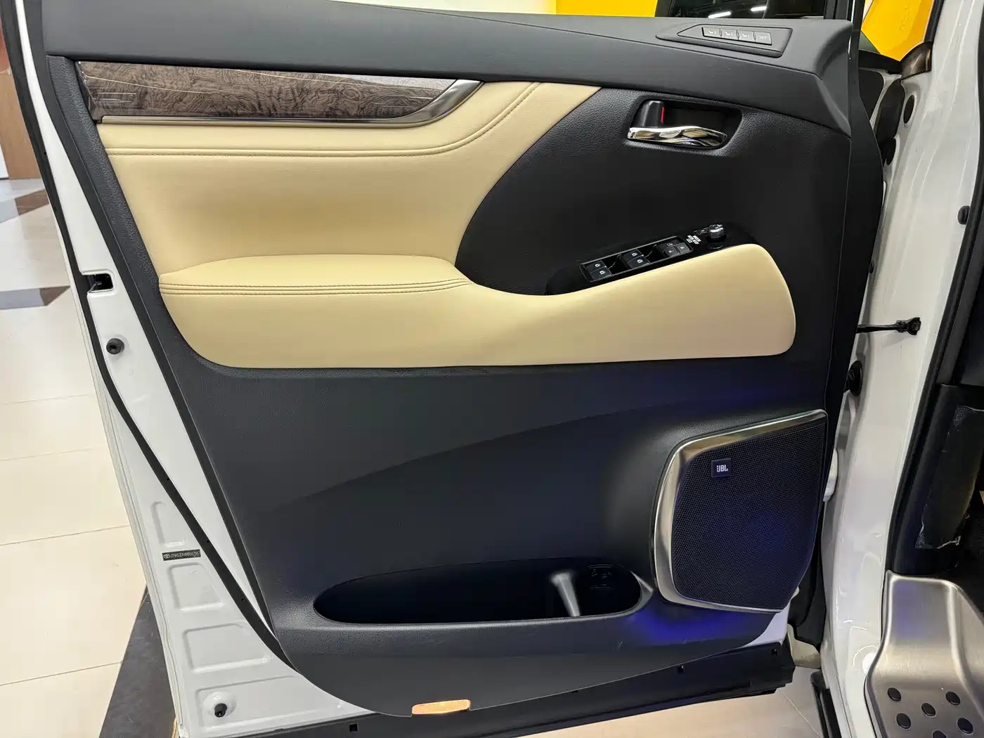 Toyota Alphard 2021 Hybrid 2.5L Premium фото 11