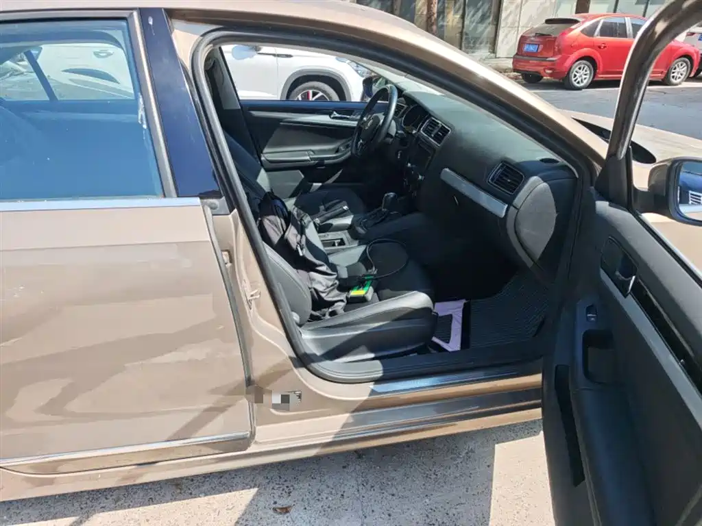 Volkswagen Sagitar 2015 1.6L Automatic Comfort фото 19