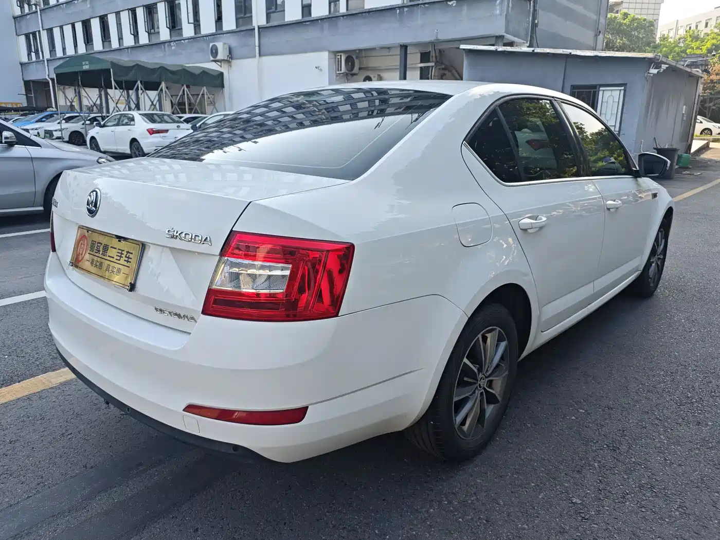 Škoda Octavia 2017 1.6L Automatic Pioneer Edition фото 6