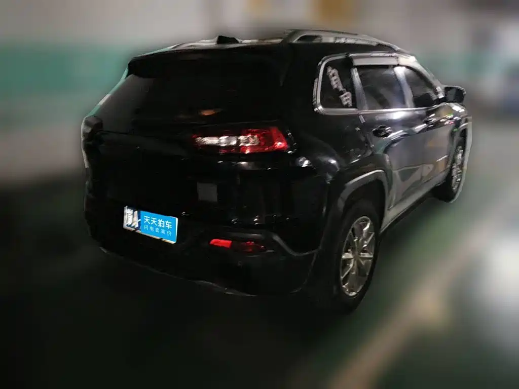 Фото 2 - Jeep Cherokee