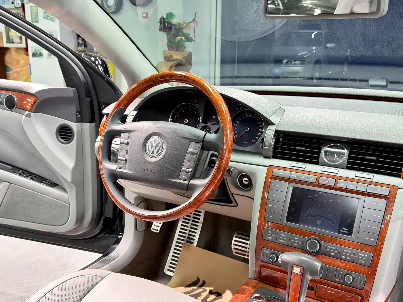 Volkswagen Phaeton 2007 Model 3.2L V6 5-Seat Base фото 17