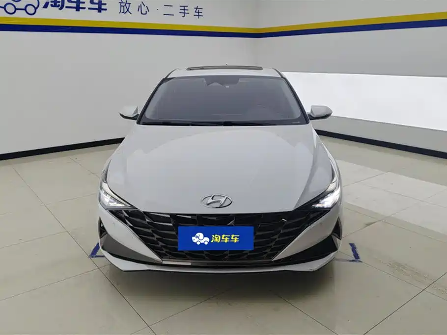 Hyundai Elantra 2021 1.5L CVT LUX Premium Edition фото 2