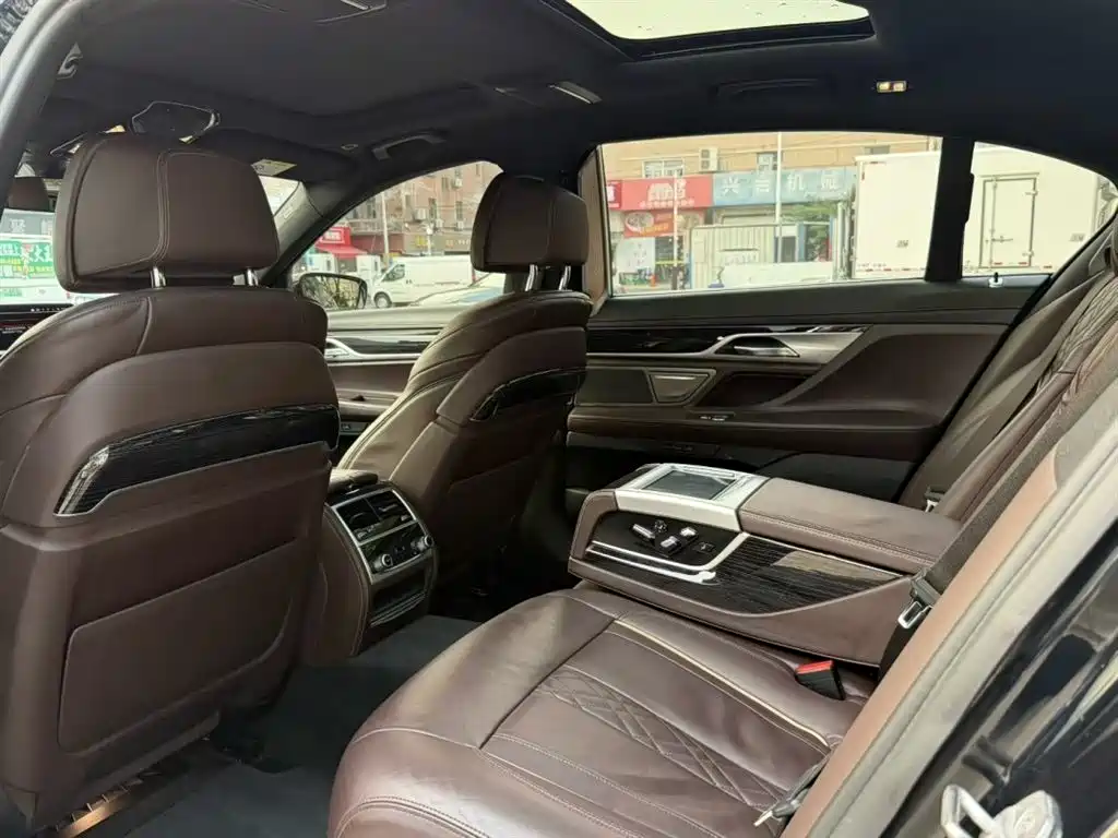 BMW 7 Series 2021 Model 730Li M Sport Package фото 6